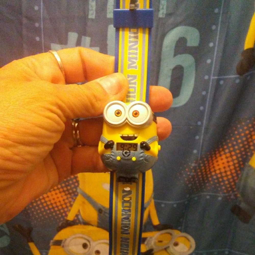Adorable minion laughing watch...